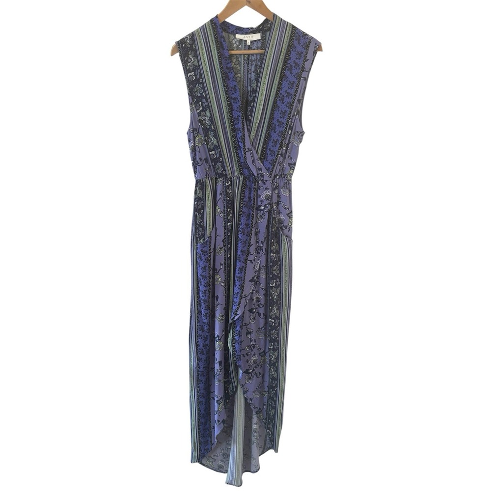 ASTR The Label Maxi Dress Size Medium Floral Asymmetric Purple VNeck Boho‎ Artsy